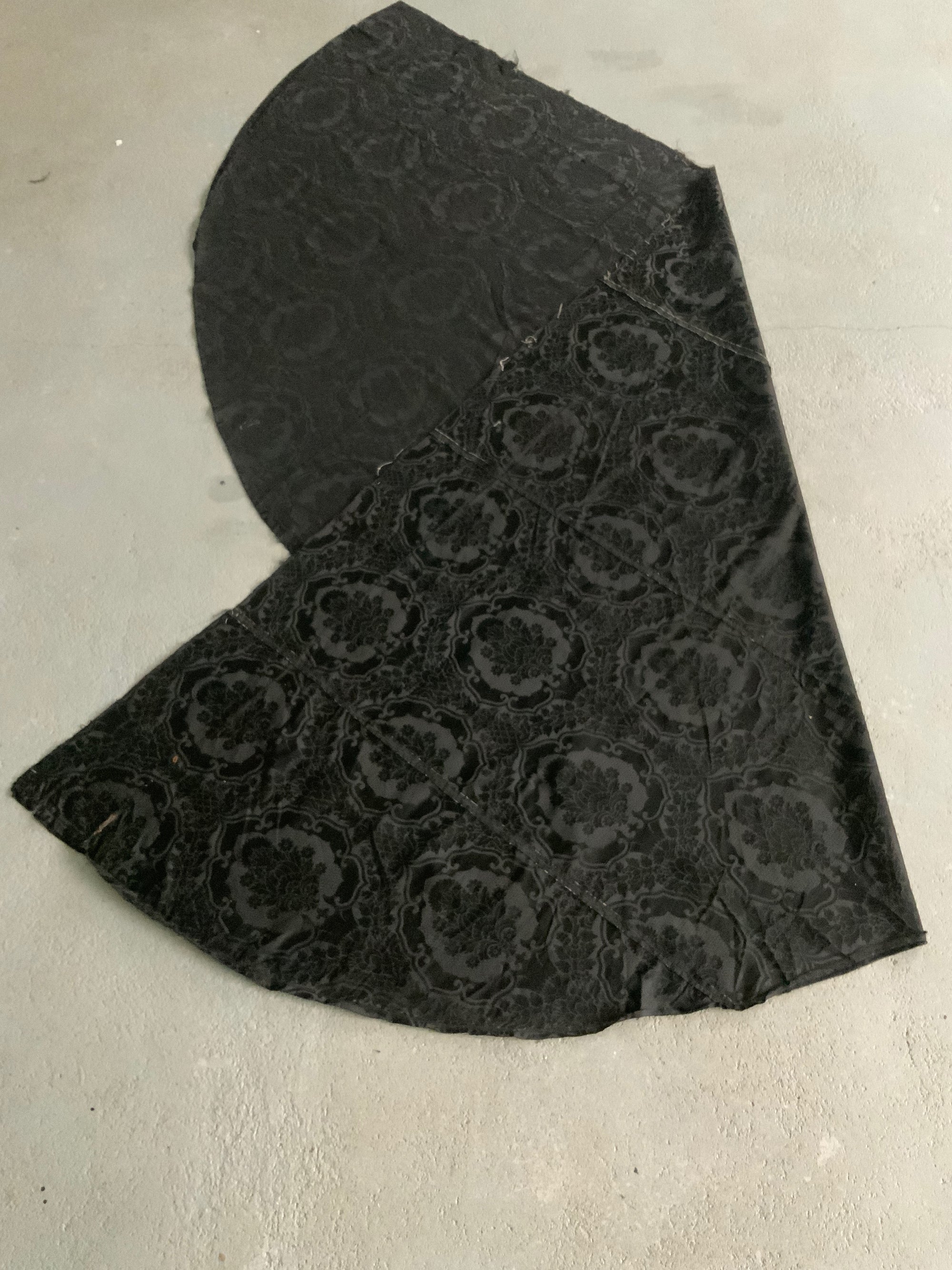 French Gothic black damask cape (295 x 135cm)