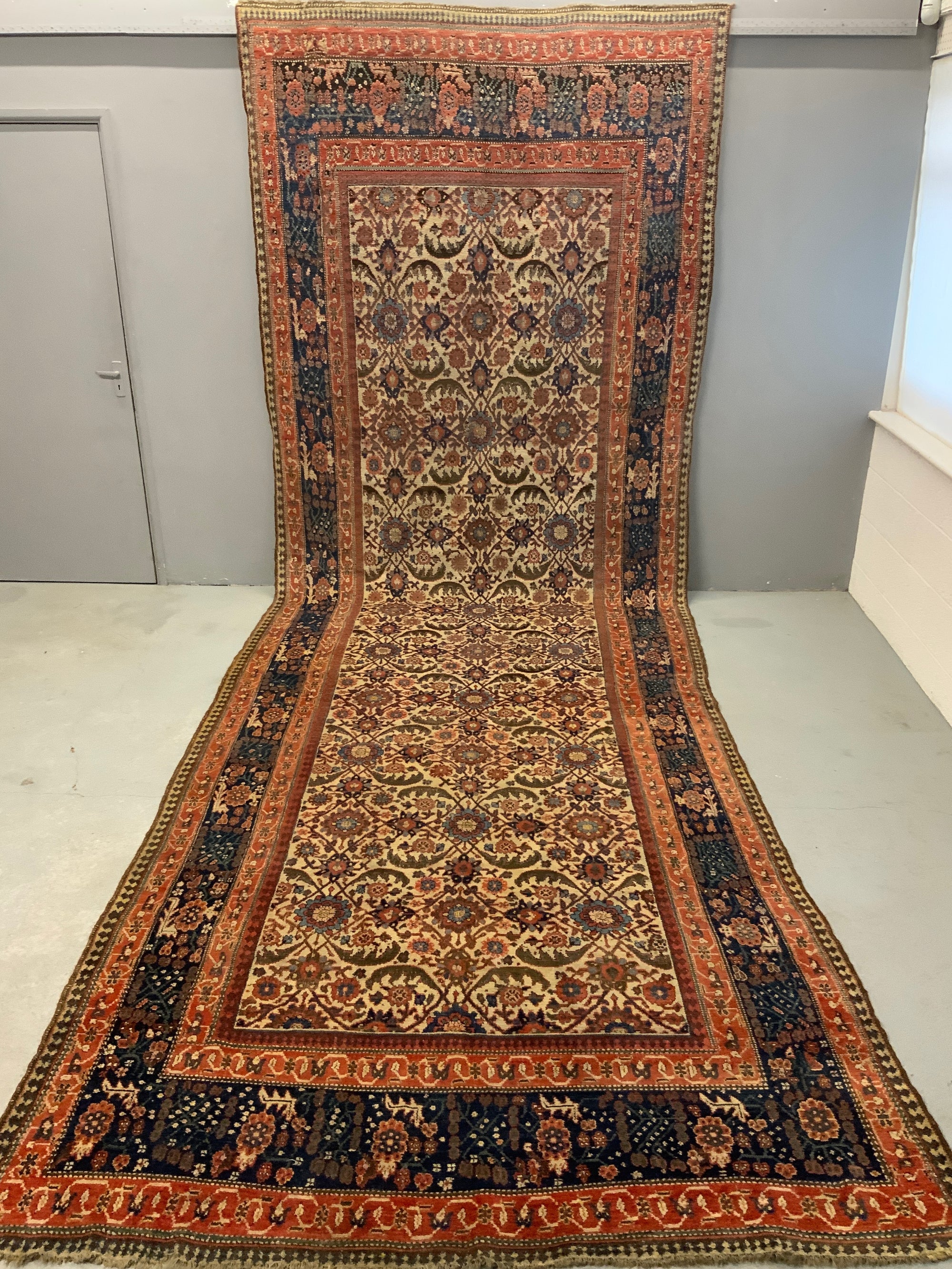 Sanandaj oversize kelleigh carpet (576 x 199cm)