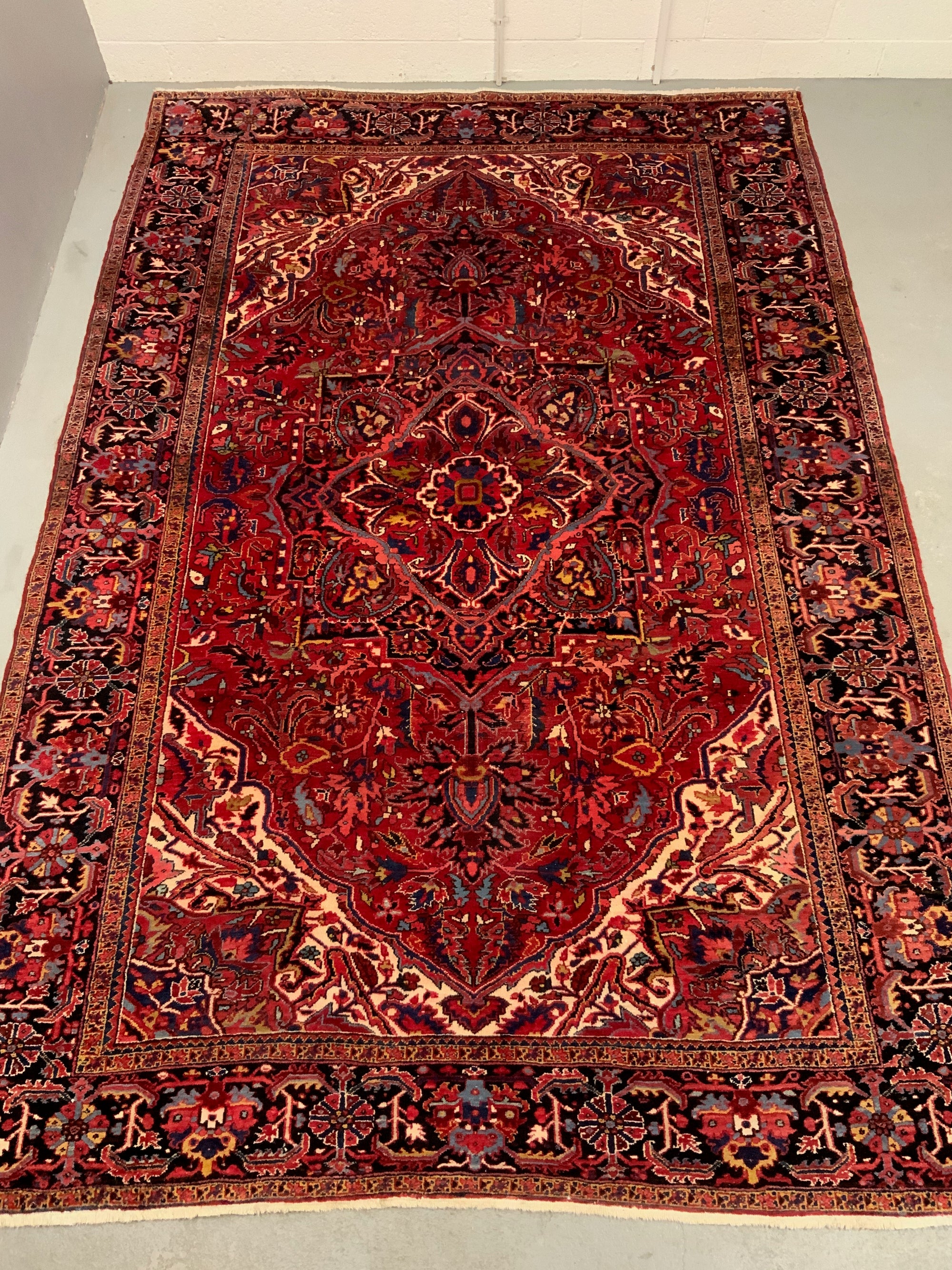 Heriz Ahar vintage medallion carpet (372 x 248cm)